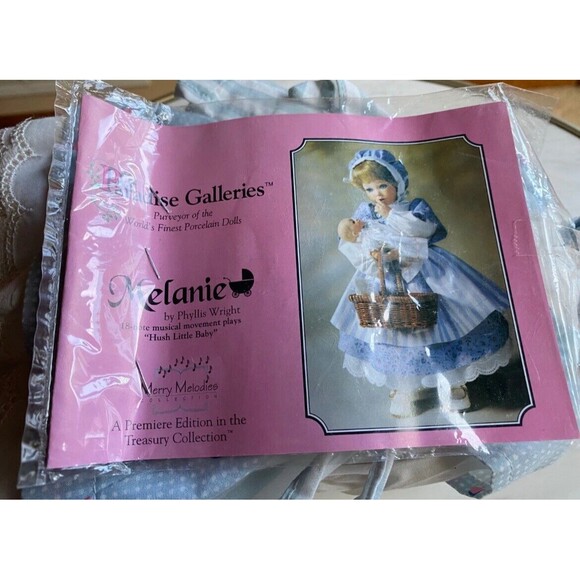 Lot 2 Dolls Porcelain Cloth Blonde Blue Eyes Girl Melanie Musical Pinafore Apron - Picture 9 of 10